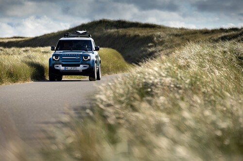 Defender 90 „Marine Blue Edition“ auf Sylt (das Land Rover entfällt inzwischen, der Modell- ist zum Markenamen geworden).