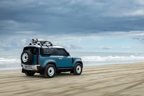 Defender 90 „Marine Blue Edition“ auf Sylt (das Land Rover entfällt inzwischen, der Modell- ist zum Markenamen geworden).