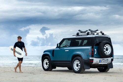 Kitesurf-Profi Linus Erdmann und der Defender 90 „Marine Blue Edition“ auf Sylt (das Land Rover entfällt inzwischen, der Modell- ist zum Markenamen geworden).