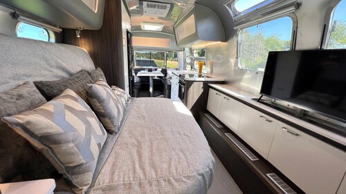 Airstream International 25 IB: Inselbett in Tagesposition als Sofa.