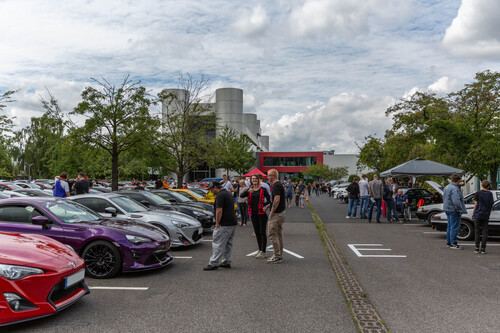 Toyota Collection, Markenfans treffen sich auf dem Parkplatz vor der deutschen Toyota-Zentrale in Köln.
