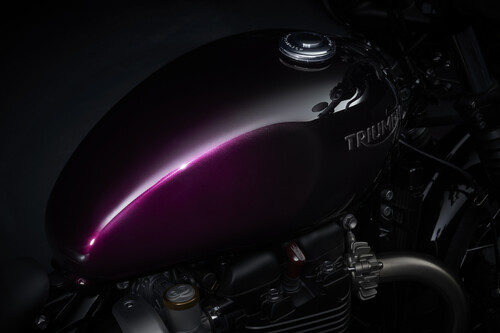 Triumph Bobber „Purple Stealth Edition“.