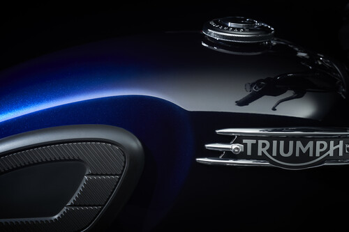 Triumph Bonneville T120 „Blue Stealth Edition“.