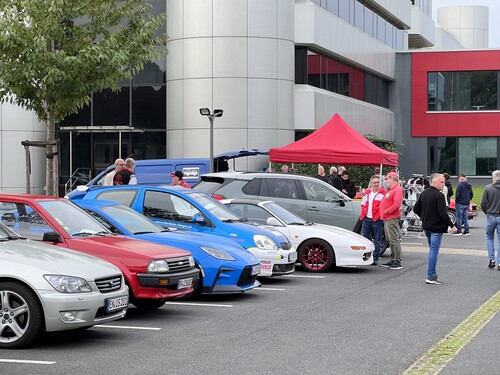 Parkplatz vor der Kölner Toyota Collection während des Public Opening.