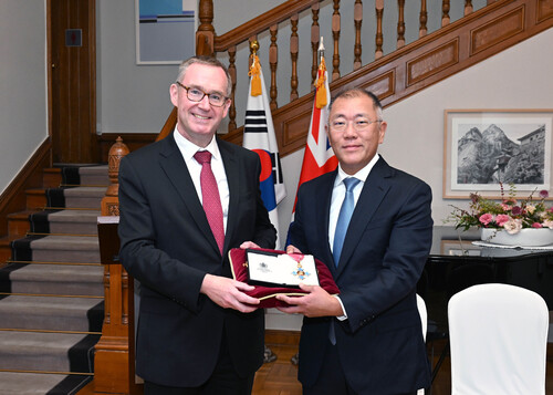 Commander of the British Empire: Hyundai-Konzernchef Euisun Chung (r.)
erhielt die Auszeichnung vom britischen Botschafter Colin Crooks in Seoul.