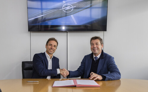 Mit dem Green Campus von Stellantis in Rüsselsheim bekommt auch Opel eine Firmenzentrale: Markenchef Florian Huettl (links und Jan Van Geet, CEO von der Immobiliengesellschaft VGP. 