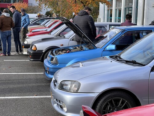 Public Opening in der Toyota Collection: Viele Besucher treffen sich mit ihren Fahrzeugen auf dem Parkplatz.
