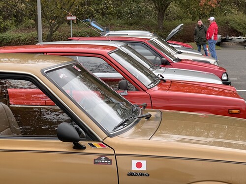 Public Opening in der Toyota Collection: Viele Besucher treffen sich mit ihren Fahrzeugen auf dem Parkplatz.