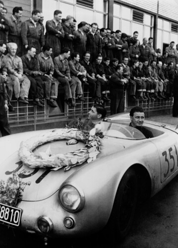 Hans Herrmann und Herbert Linge (links) nach dem Klassensieg bei der Mille Miglia 1954.
