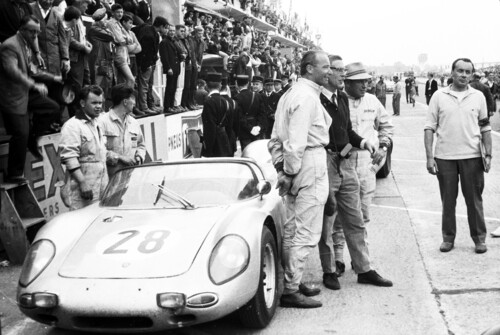 Le Mans 1963 (von rechts): Herbert Linge, Huschke von Hanstein und Edgar Barth sowie auf der anderen Fahrzeugseite Erich Lerner und Valentin Schäffer.