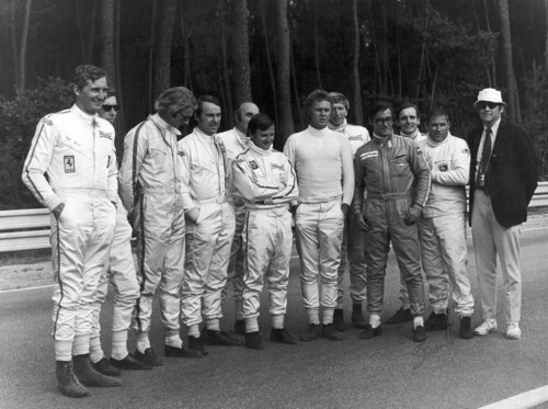 1970 in Le Mans während der Produktion des Films „Le Mans“ mit Steve McQueen: Herbert Linge (2.v.r.) mit Gérard Larrousse (4.v.l.) David Piper (5.v.l.) und Steve McQueen (7.v.l.) sowie Derek Bell (8.v.l.).