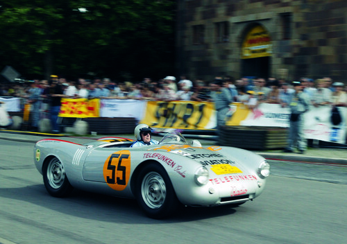 Herbert Linge am Steuer eines Porsche Spyder (2003).