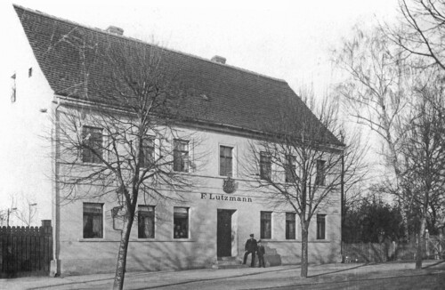 Das Wohnhaus von Friedrich Lutzmann in Dessau um 1898. Über der Tür das herzoglich verliehene Hofschlossermeister-Wappen.

