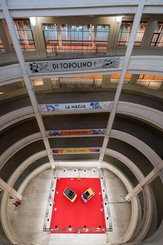 Die fünf Unikate des Fiat Topolino im Disney-Stil werden im Turiner Einkaufszentrum Centro Commerciale Lingotto ausgestellt.