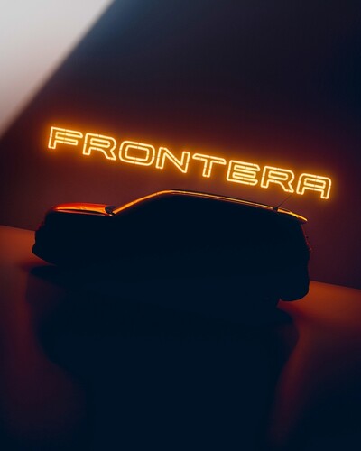 Vorerst bleibt es bei der schemenhaften Silhouette und der Bekanntgabe des Namens: Opels neues SUV wird Frontera heißen.