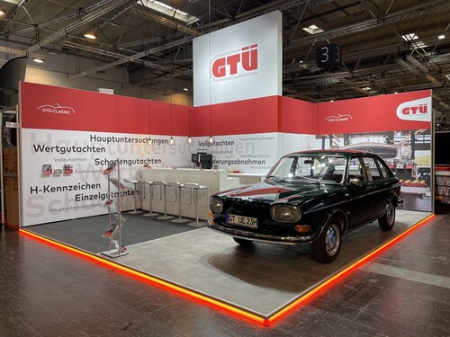 Die Gesellschaft für Technische Überwachung (GTÜ) stellt auf Oltimermessen immer wieder auch ihr Angebot rund um klassische Fahrzeuge vor, wie hier auf der Techno Classica 2023 in Essen.