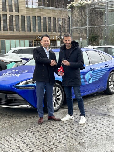 Toyota hat die ersten Fahrzeuge für die Olympischen und Paralympischen Spiele von Paris 2024 ausgeliefert: Europa-Präsident Yoshihiro Nakata übergibt den symbolischen Schlüssel an Olympia-Chef Tony Estanguet.