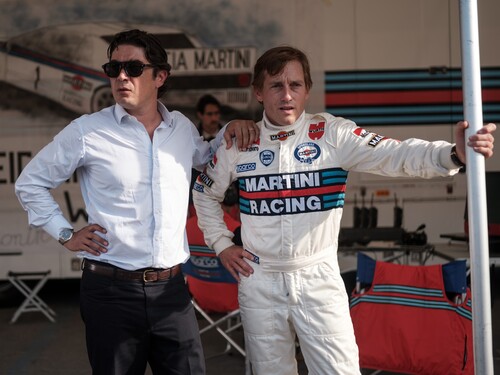 Die beiden Schauspieler Riccardo Scamarcio und Volker Bruch (r.) bei den Dreharbeiten zu „Race for Glory – Audi vs. Lancia“.