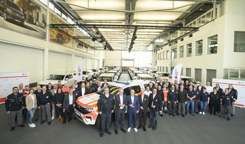 Auslieferung von 22 VW Amarok im Werk Hannover an das DRK Niedersachsen. 