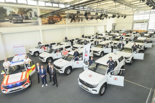 Auslieferung von 22 VW Amarok im Werk Hannover an das DRK Niedersachsen. 