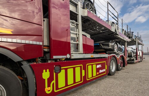 Elektro-Lkw zur Auslieferung von Neufahrzeugen aus dem Porsche-Werk Zuffenhausen in die Schweiz.
