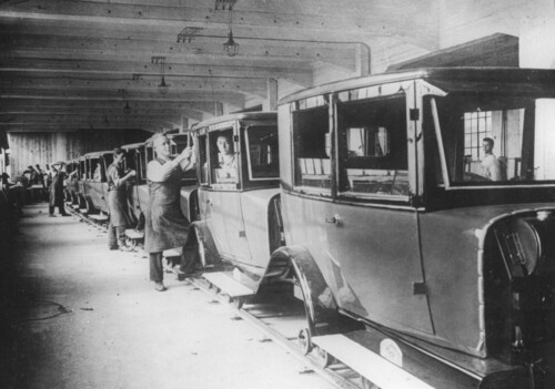 Fließbandmontage im Opel-Werk Rüsselsheim in den 1920er Jahren.