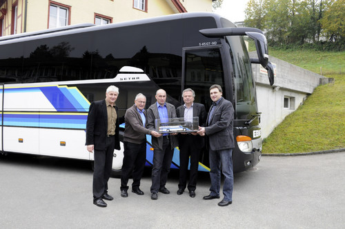Die Firma Ebneter in St. Gallen übernahm ihr 50. Neufahrzeug (von links): Etienne Cotti (Verkauf Setra Omnibusse), Hans und Stefan Ebneter, Dietmar Widera (Leiter Vertrieb Setra Omnibusse in der Schweiz) und Urs Ebneter.