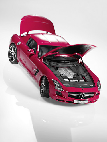 Supermodell des Jahres 2011: Mercedes-Benz SLS AMG von Premium Classixxs im Maßstab 1:12.
