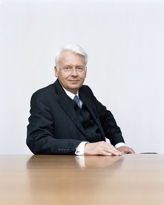 Dr. Helmut Eschwey.
