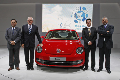 Volkswagen auf der Auto Expo 2012 in Neu Delhi (von links): Neeraj Gargh (VW India), Entwicklungsvorstand Dr. Ulrich Hackenberg, Indiens Vertriebschef Maik Stephan und VW-Indien-Chef John Chacko präsentieren den neuen Beetle.