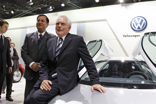 Volkswagen auf der Auto Expo 2012 in Neu Delhi (von links): Neeraj Gargh (VW India) und Entwicklungsvorstand Dr. Ulrich Hackenberg am XL-1.