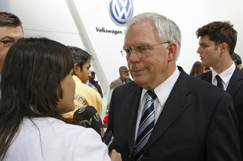 Volkswagen auf der Auto Expo 2012 in Neu Delhi.Entwicklungsvorstand Ulrich Hackenberg ist ein gefragter Interviewpartner bei inidischen Journalisten.