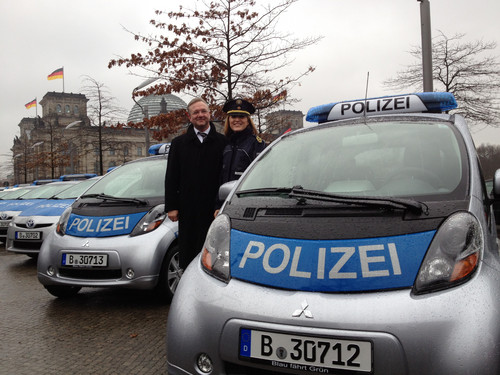 Innensenator Frank Henkel und Polizei-Vizepräsidentin Margarete Koppers undbei der Übergabe der beiden Mitsubishi i-MiEV.
