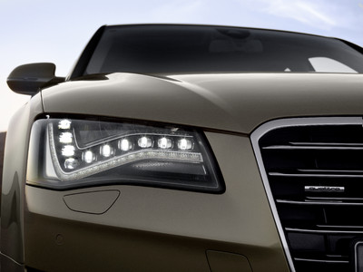 Audi A8: Markantes Fahrlicht. Die LED-Scheinwerfer beherrschen alle Arten des Lichts: Tagfahrlicht, Fahrlicht in Ortschaften, auf Landstraßen und Autobahnen und das Allwetter- (Nebel-) Licht.