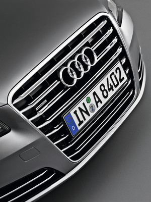Audi A8: Der Kühlergrill hat nun oben Kanten und unten kleinere Radien, was zusammen mit den Chrom-Querstreben die alte Schwere aufhebt.