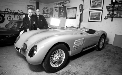 Norman Dewis (links) und Sir Stirling Moss mit dem Jaguar C-Type XKC005.