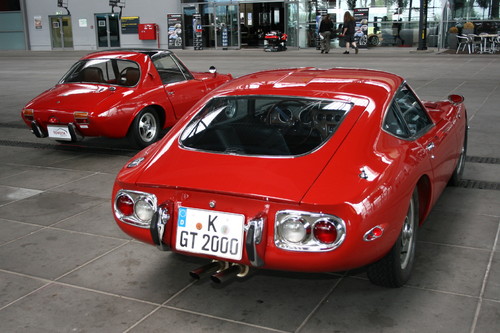 Toyota Sports 800 (links) und Toyota 2000 GT.