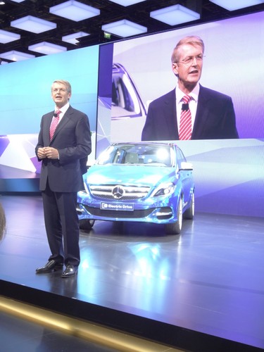 Impressionen von einer Pressekonferenz: Thomas Weber mit dem Mercedes-Benz Concept B-Klasse Eletric Drive.