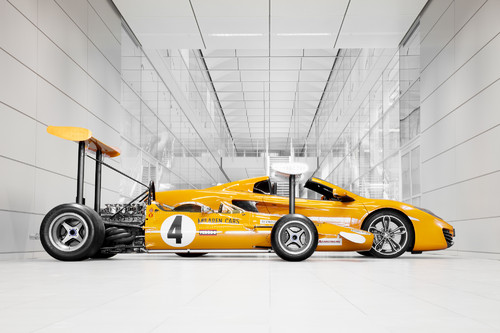 50 Jahre McLaren: McLaren M7C  und im Hintergrund der 12C Spider von 1969.