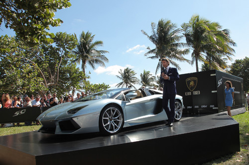 Lamborghini-Präsident Stephan Winkelmann enthüllt den Aventador Roadster.