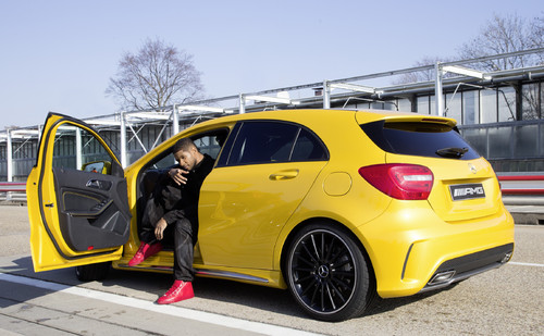 Usher testet Mercedes-Benz A45 AMG.