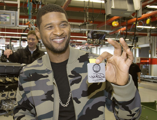 Usher montiert die letzten Teile an dem Motor seines Mercedes-Benz SLS AMG.