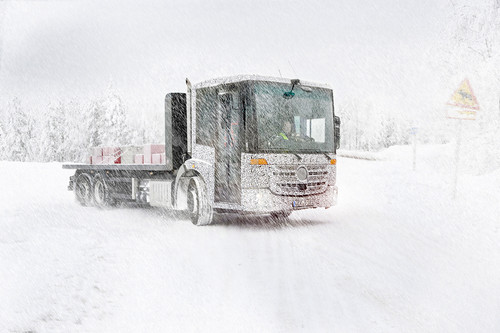 Wintererprobung bei minus 30 Grad Celsius im kalten skandinavischen Winter, noch in getarntem Zustand: Neuer Mercedes-Benz Econic bei Testfahrten in Rovaniemi, der Hauptstadt Lapplands.