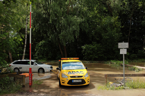 ADAC schleppt Autos aus dem Hochwasser ab.