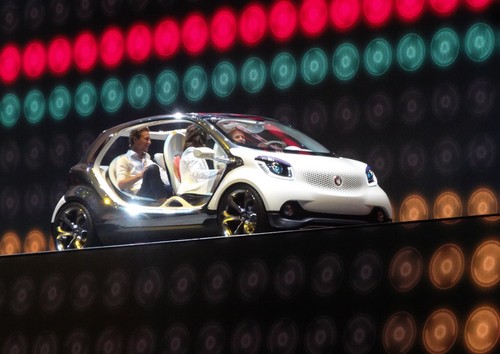 Mercedes-Benz am Vorabend: Auftritt der Studie Smart Forjoy, die Elemente des großen Smart zeigt, der im kommenden Jahr präsentiert werden wird.