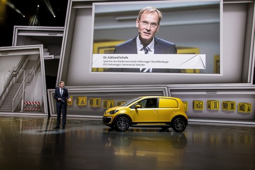 Dr. Eckhard Scholz, Sprecher des Markenvorstands von Volkswagen Nutzfahrzeuge, präsentiert den E-Load-Up.