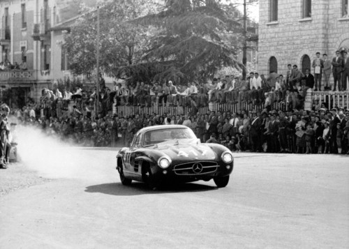 John Cooper Fitch und Kurt Gesell (Startnummer 417) im Mercedes-Benz Tourensportwagen Typ 300 SL (W 198) gewannen 1955 die Serien-Sportwagenkladsse der Mille Miglia.