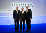 Daimler bündelt die Vertriebsaktivitäten für Mercedes-Benz in China (von links): Vorstandsvoritzender Dr. Dieter Zetsche (links), Ulrich Walker (scheidender Chairman und CEO von Daimler Northeast Asia) und Hubertus Troska, zuständiger Vorstand für China.