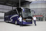 Den eintausendsten Setra Topclass 500 (S516 HDH) holten die beiden Geschäftsführer von Busunternehmen Autobus Stephany, Tom (rechts) und Steve Stephany (links), im Neu-Ulmer Setra Kundencenter ab. 