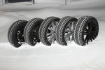 Der ADAC hat fünf verschiedene Breiten eines Dunlop Winter Sport 5 auf unterschiedliches Verhalten getestet.